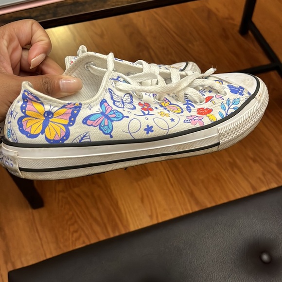 Fairly worn, girls converses. - Picture 2 of 3